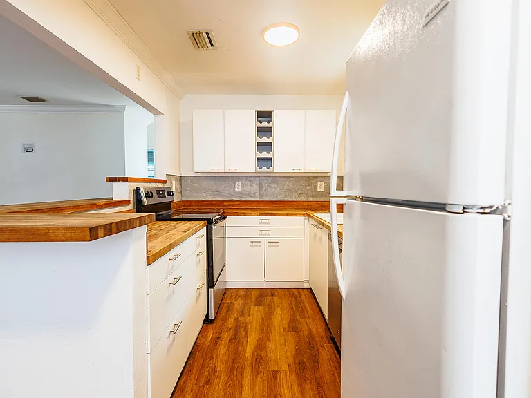520 NE 58th St #B — Photo 8