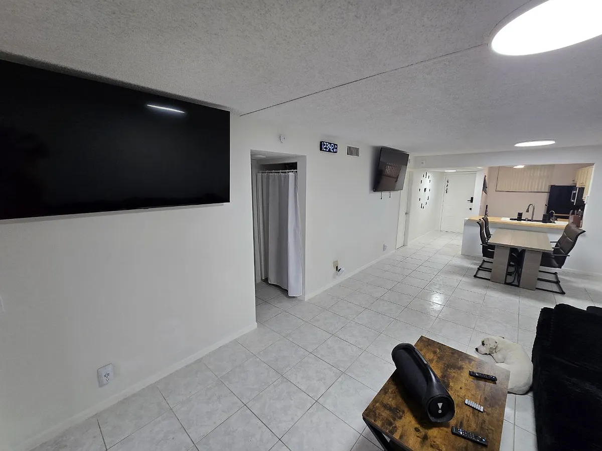Building Photo - 113 Lake Emerald Dr #310