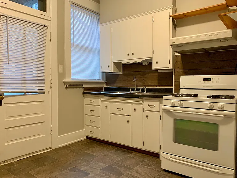 1336 W Jefferson Blvd — Photo 13