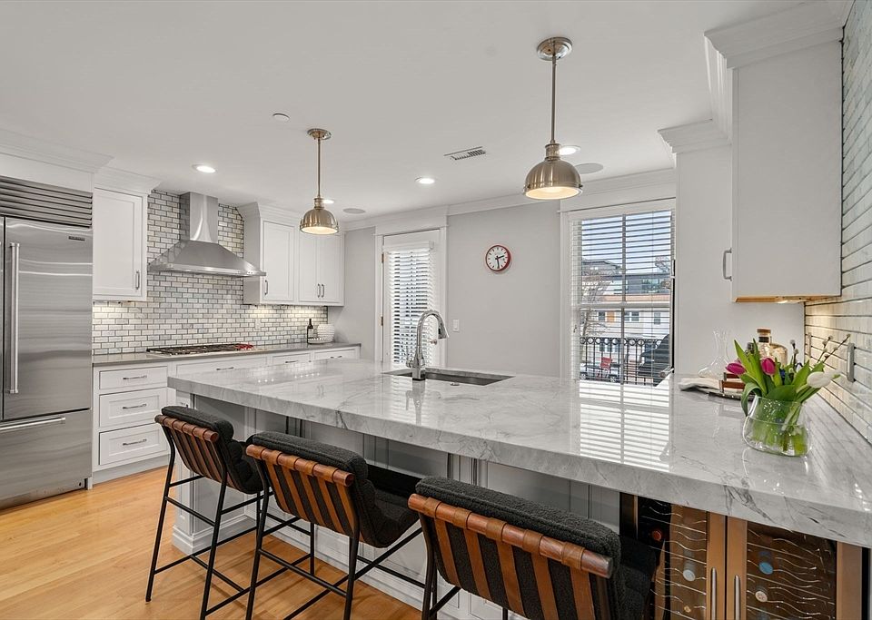 1st image of 893 E 2nd St #9
