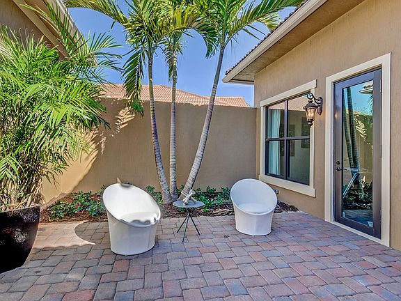 Courtyard for relaxing in privacy