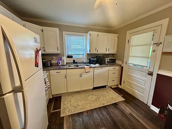 3rd image of 647 Golfview Dr