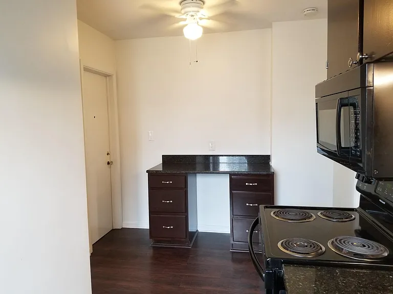 324 E 3rd St #3 — Photo 13