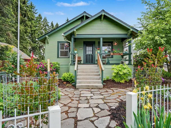 824 Chadwick St, Silverton, OR 97381