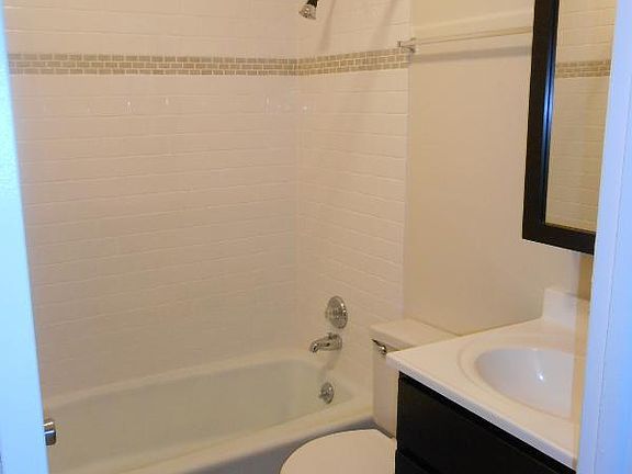 3rd image of 2523 N Lincoln Ave #K200