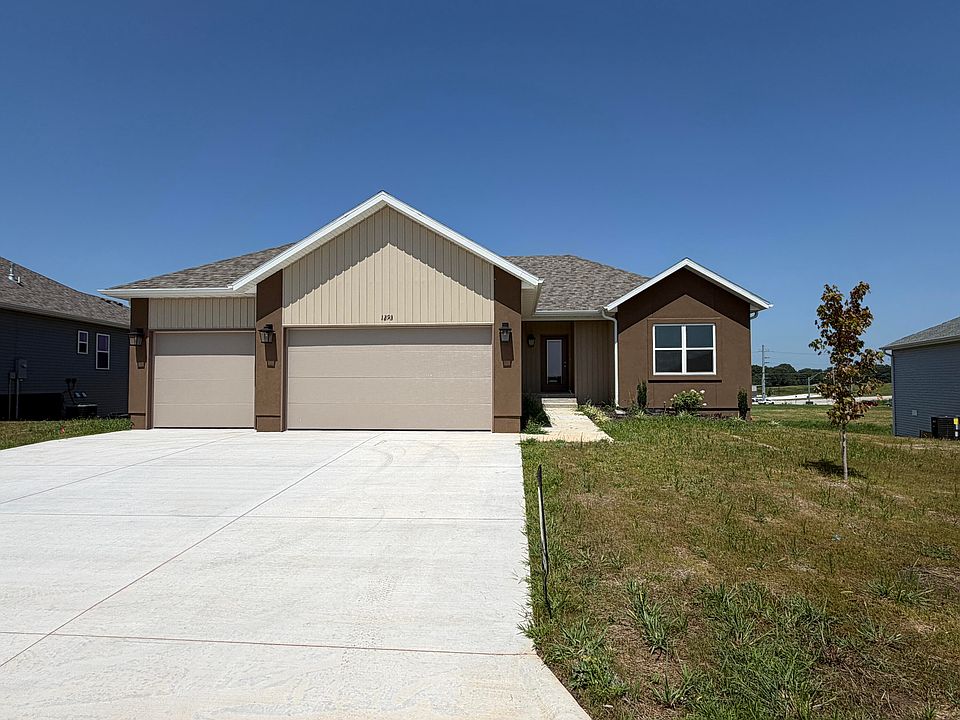 1st image of 1293 N Maxine Avenue