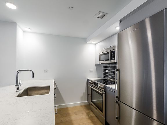 4th image of 15 Bridge Park Dr #7C1