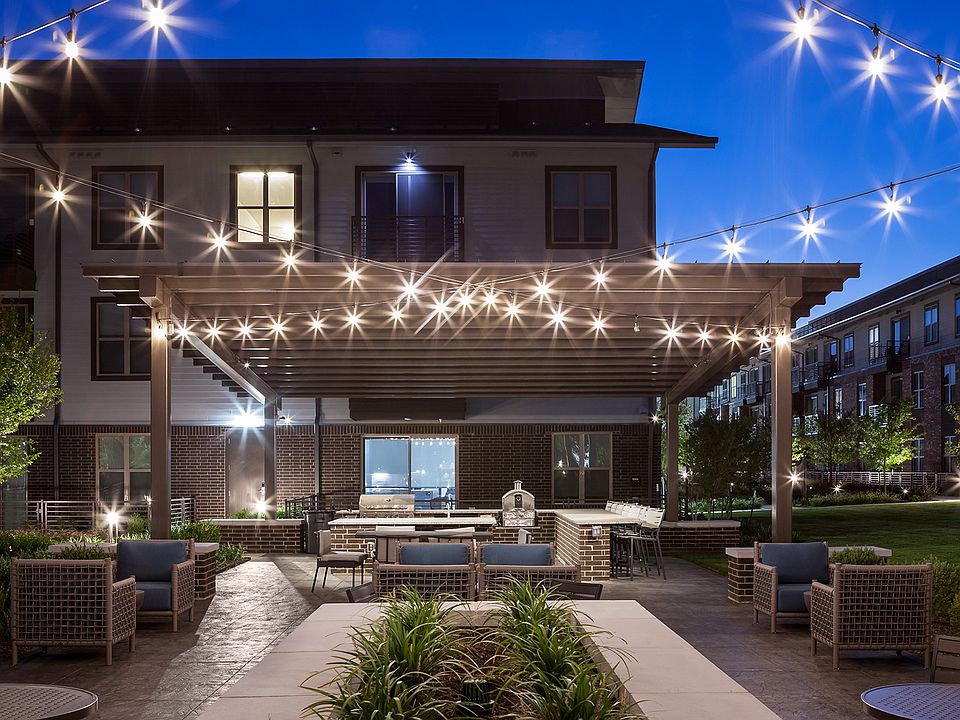 Poolside Lounge with Grills and Pizza Oven