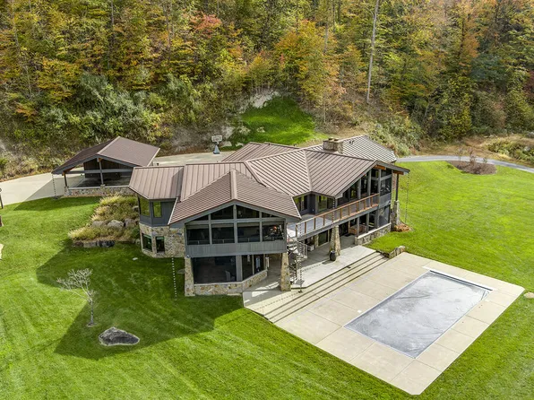 353 Autumn Ridge Dr, Pikeville, KY 41501