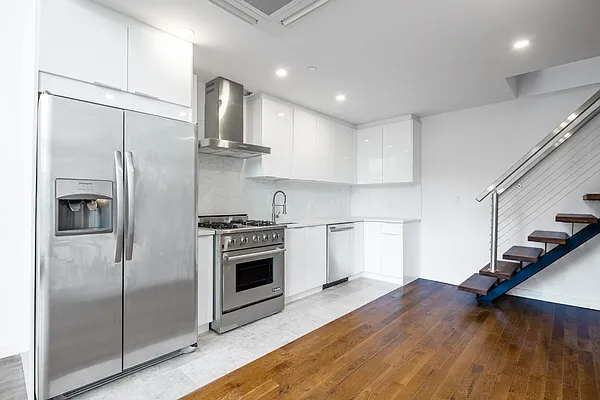 Rented by Sapo Group | media 15