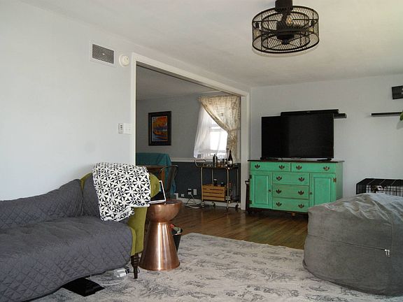5th image of 358 W Clark St