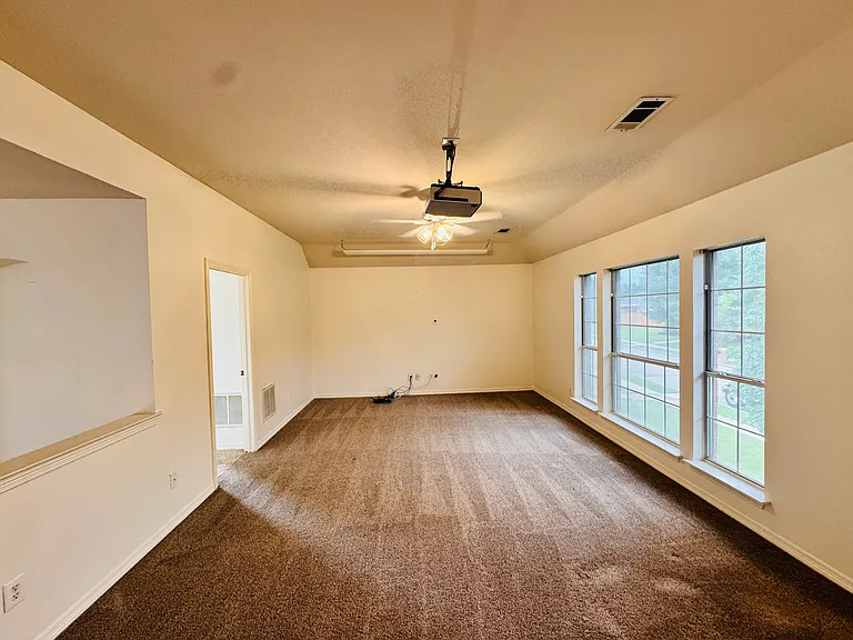2762 Hillview Dr — Photo 15