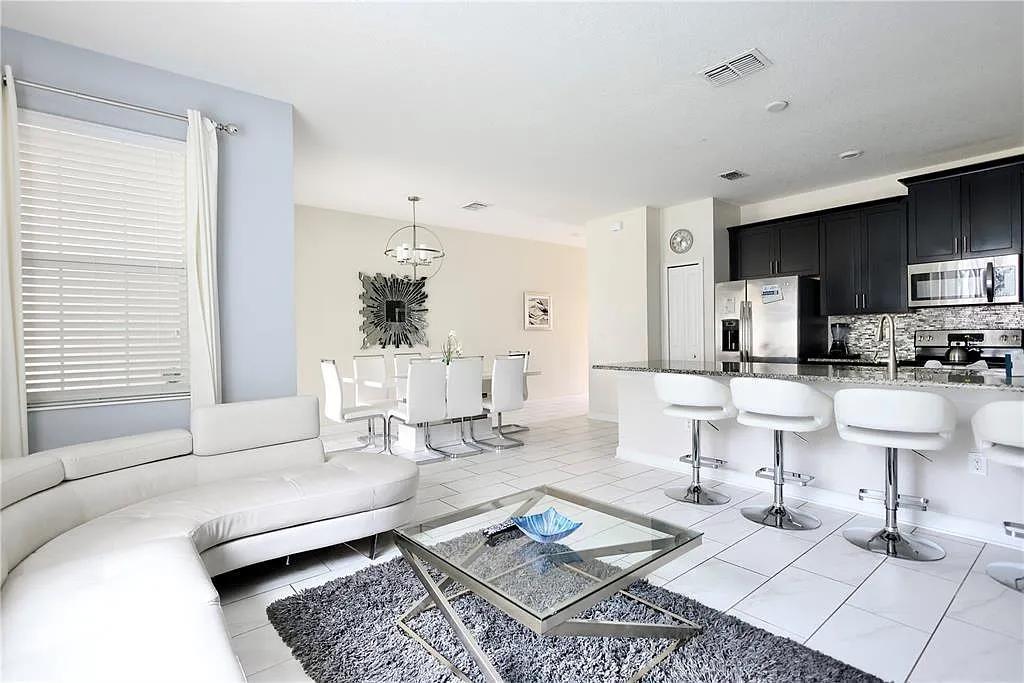 4 bed, 3.0 bath, 1902 sqft, $3,000 — Photo 4