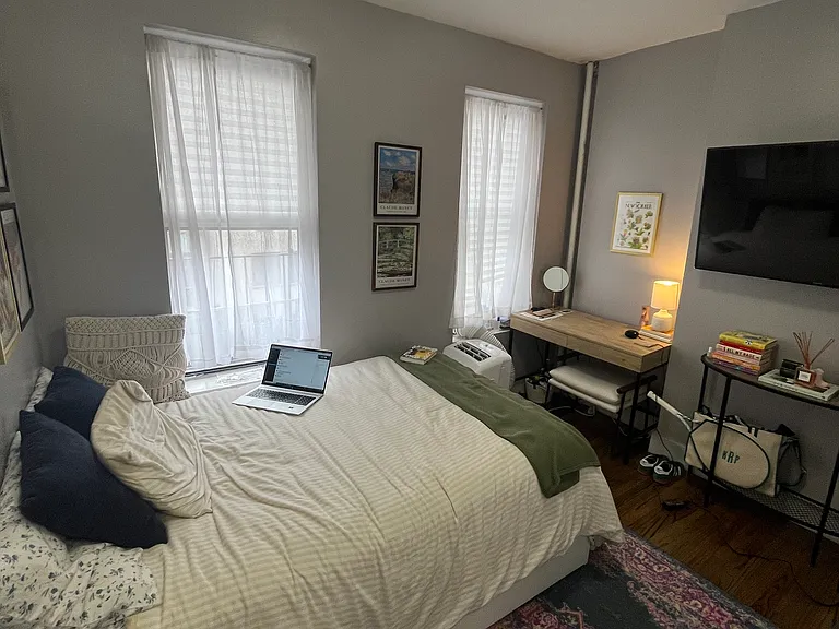 442 W 54th St #13 — Photo 4