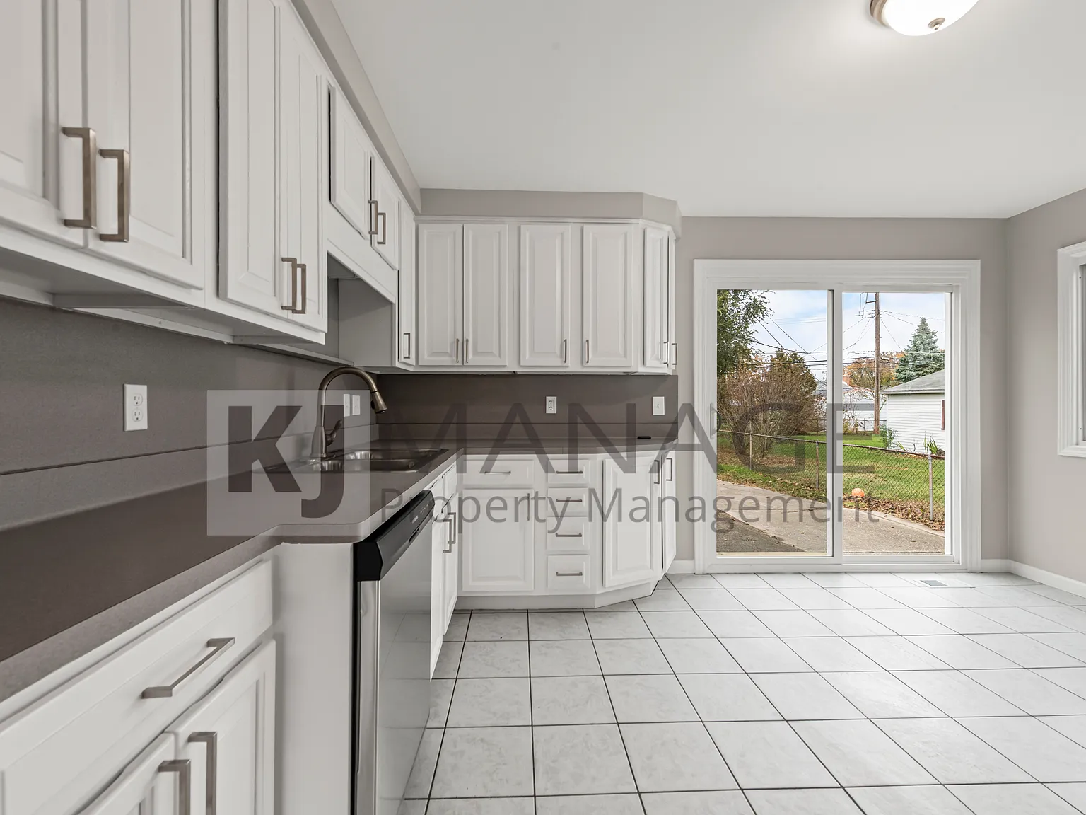 3 bed, 882 sqft, $1,800 — Photo 3
