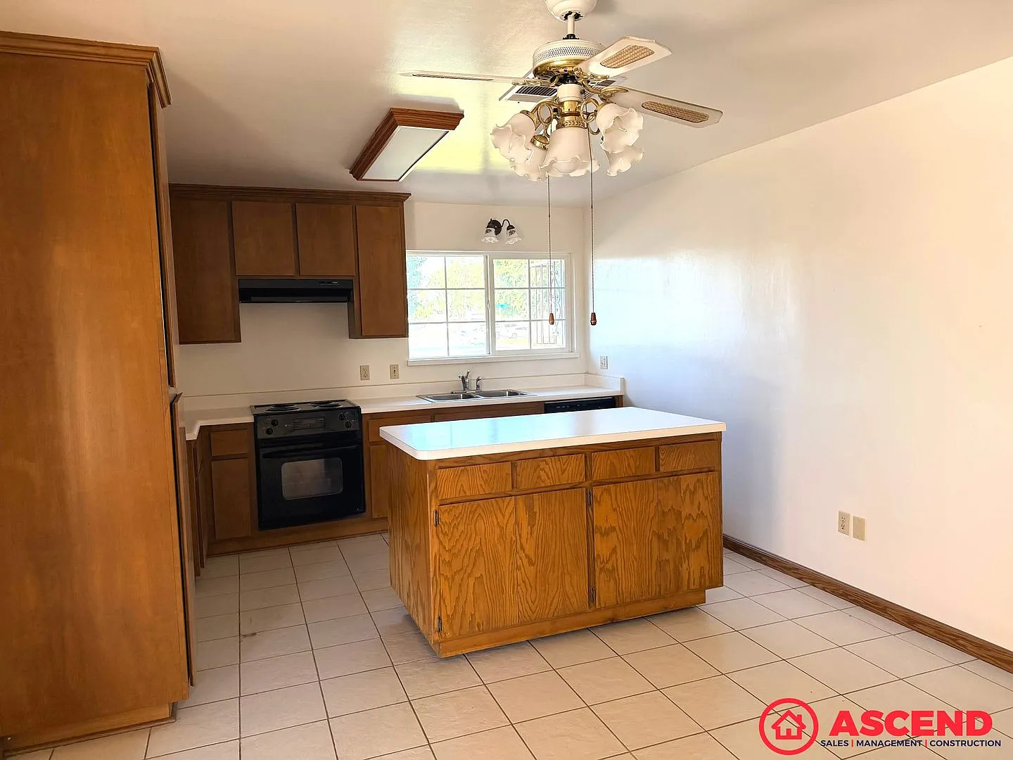 Comfortable 3BD/2BA Home in Bakersfield's 93309 Small Pets Welcome! — Photo 3