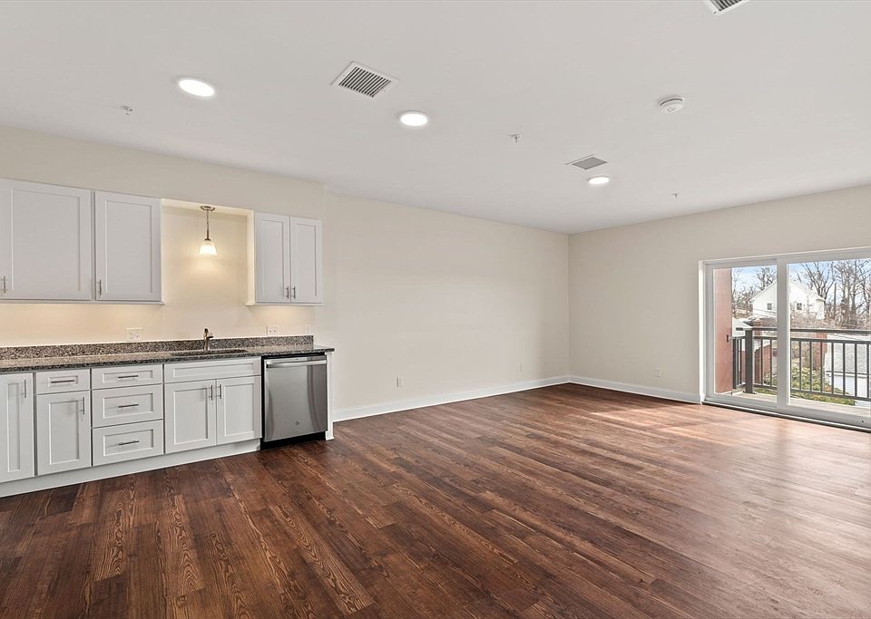1st image of 10 Franklin Ave APT 402