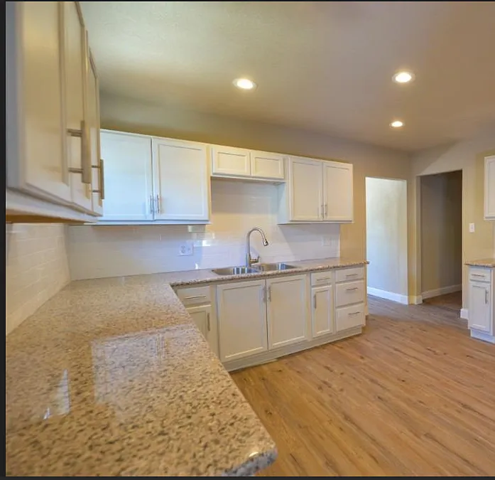 5 bed, 2070 sqft, $2,995 — Photo 1