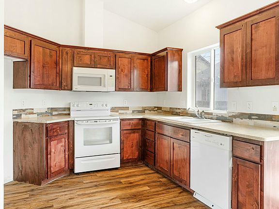 4th image of 1198 NW Peony Ln