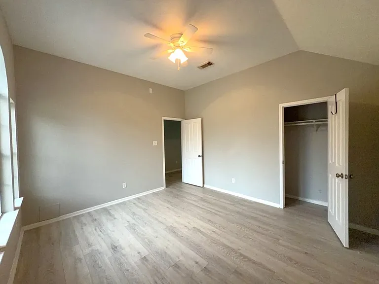 2106 Lexington Woods Dr — Photo 8