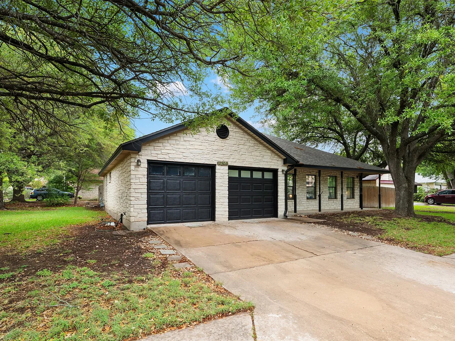 3 bed, 2.0 bath, 1377 sqft, $2,050 — Photo 4