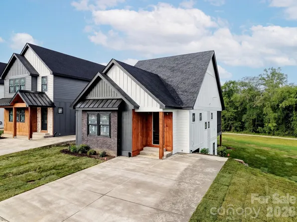 17 N Martha Kate Dr, Hendersonville, NC 28792