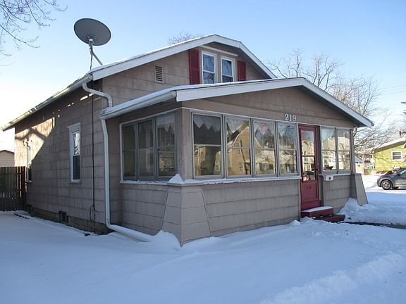 3rd image of 219 Eldred St