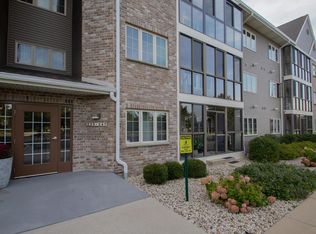 245 Oconomowoc Pkwy, Oconomowoc, WI 53066