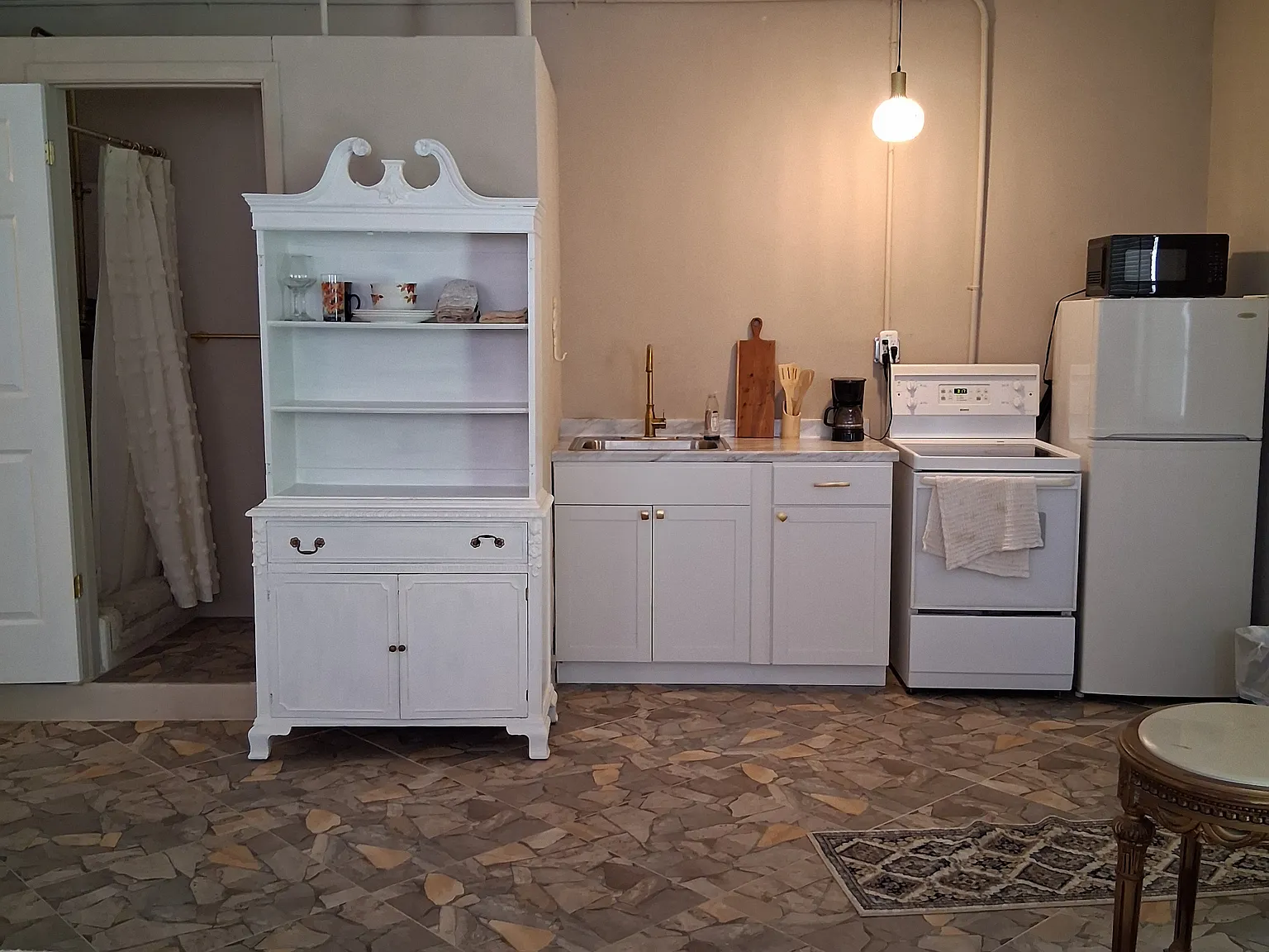 Studio, 700 sqft, $1,300 — Photo 3