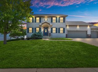 1005 S Ridge Dr, Cedar Falls, IA 50613