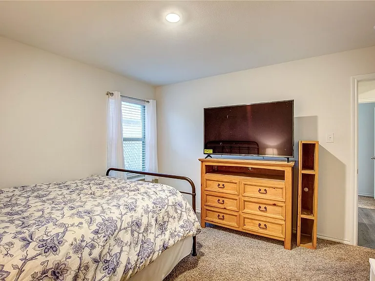 1004 Basswood Ln — Photo 28