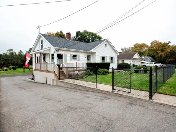 10 Connaught Ave, Middleton, NS B0S 1P0