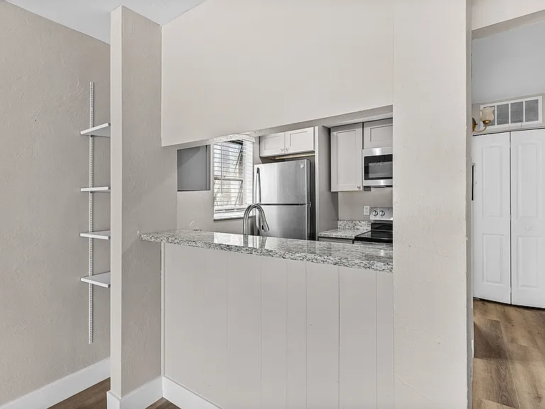 1917 Maravilla Ave #23 — Photo 7