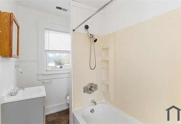 2nd image of 52 1/2 N Yale Ave #52-1