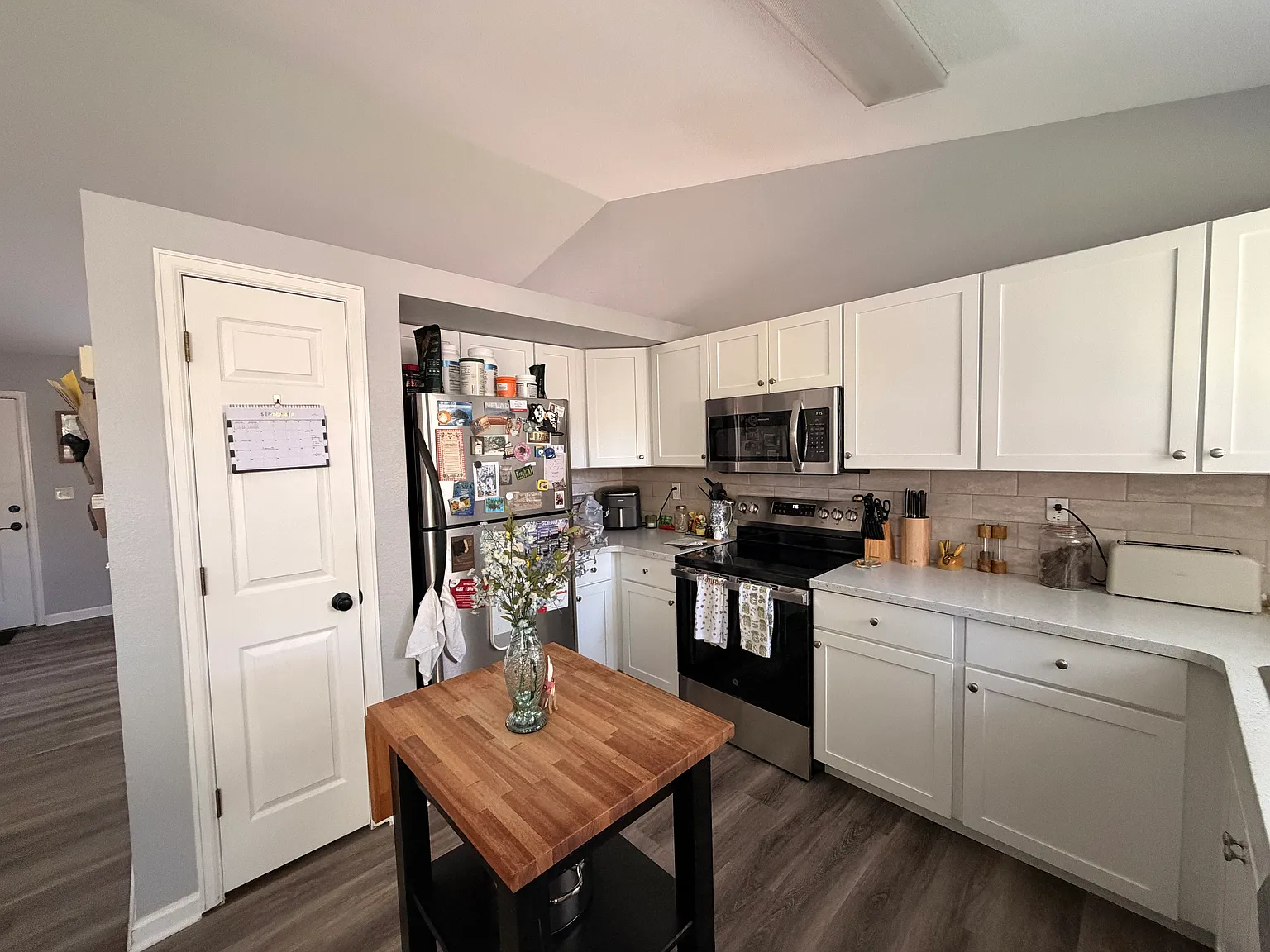 3 bed, 1884 sqft, $2,900 — Photo 2