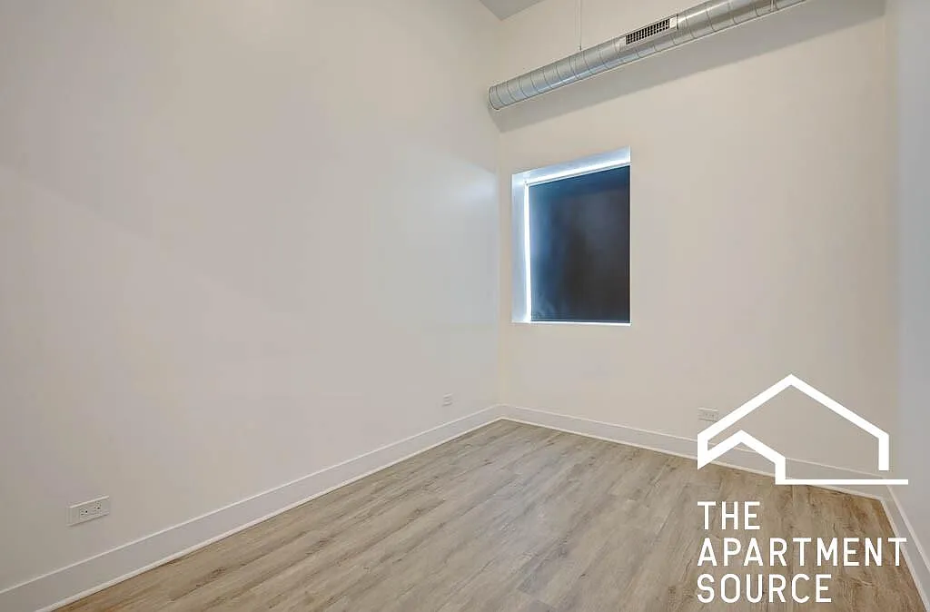 4725 N Western Ave — Photo 3