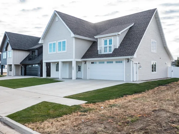 205 Lennox Dr, Bismarck, ND 58504