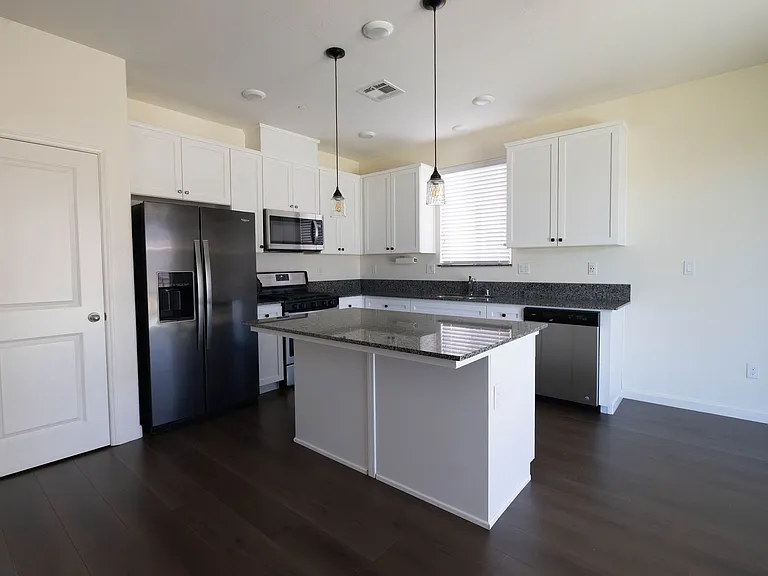 1604 Sidonia St — Photo 8