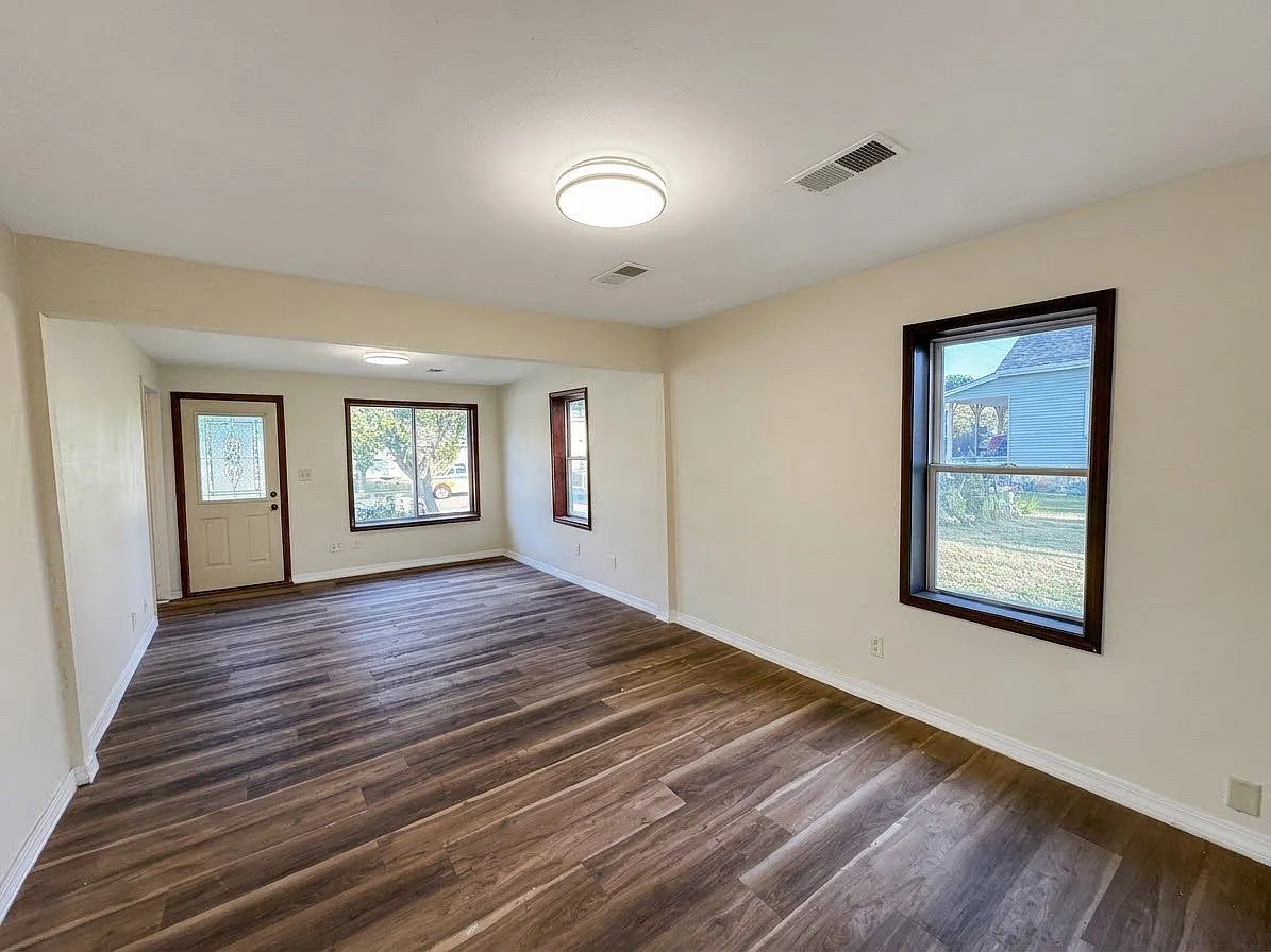 2 bed, 1060 sqft, $1,350 — Photo 3