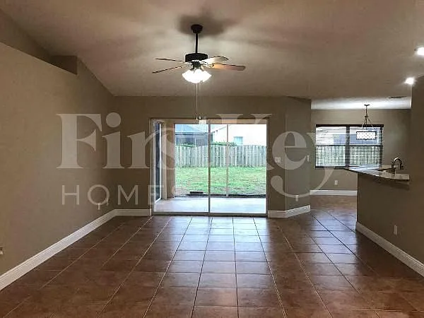 3 bed, 2.0 bath, 1393 sqft, $2,005 — Photo 3