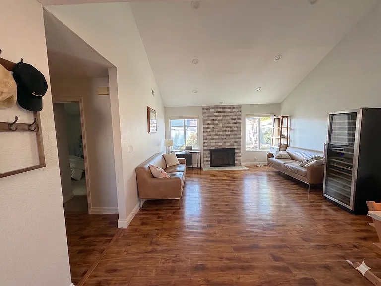 4535 Amiens Ave — Photo 2