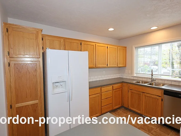 16913 NE Halsey St — Photo 22
