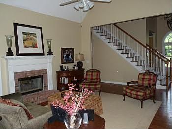 4th image of 923 Laurel Crest Dr