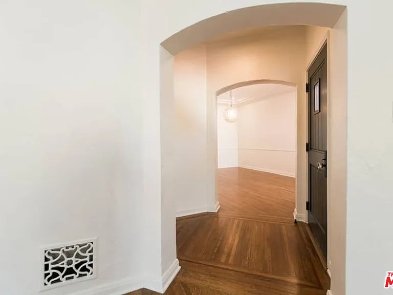 1136 S Hayworth Ave — Photo 23