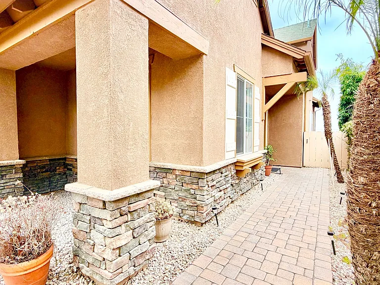 563 Poets Sq — Photo 42