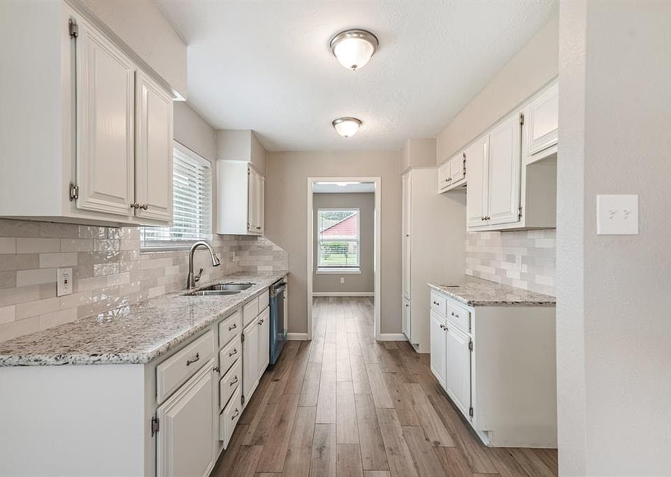 2nd image of 15410 Gateview Ln