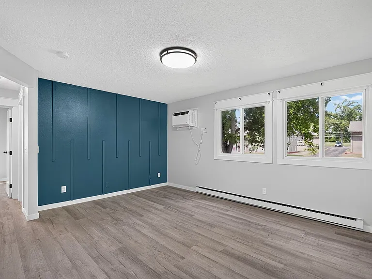 2bed 1 bath Unit in quiet Clive location — Photo 13