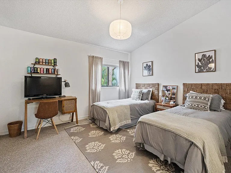 2585 Sheltingham Dr — Photo 32