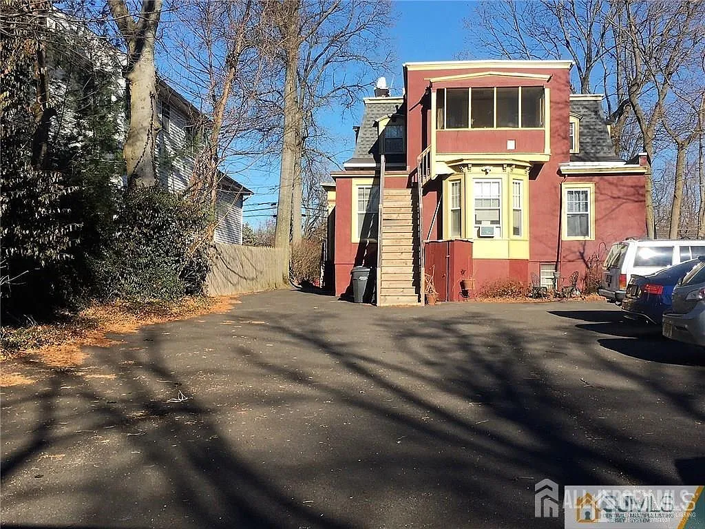 207 Woodbridge Ave — Photo 1