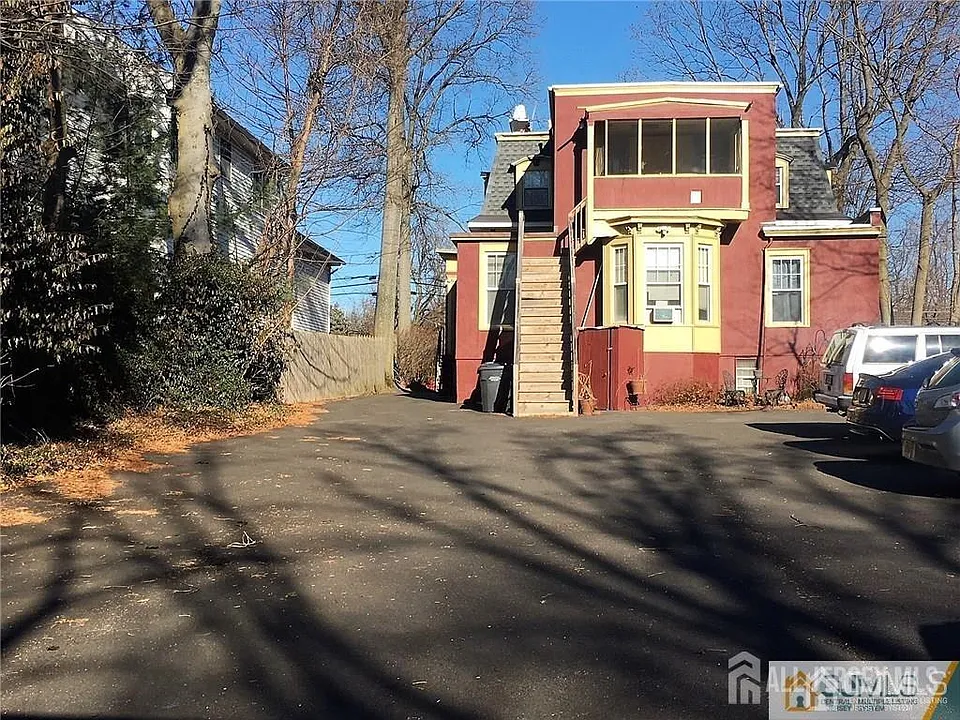 207 Woodbridge Ave